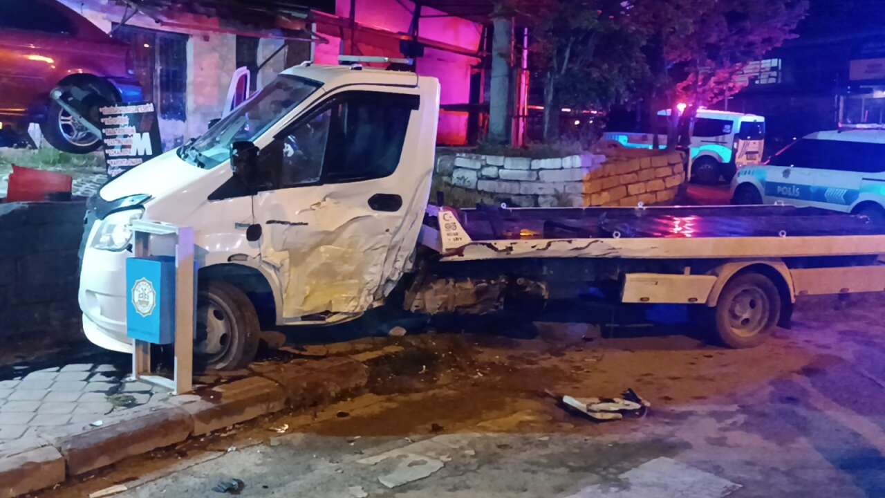 Otomobil çekiciye çarptı! Araçtan fırlayan kadın sürücü öldü 4
